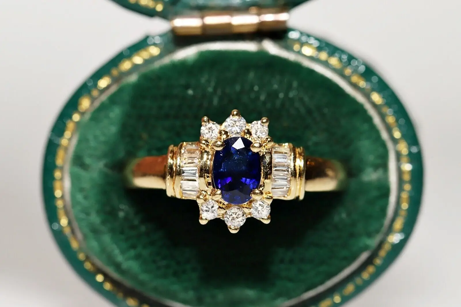 

VINTAGE ORIGINAL 1980S 18K GOLD NATURAL DIAMOND AND SAPPHIRE DECORATED RING