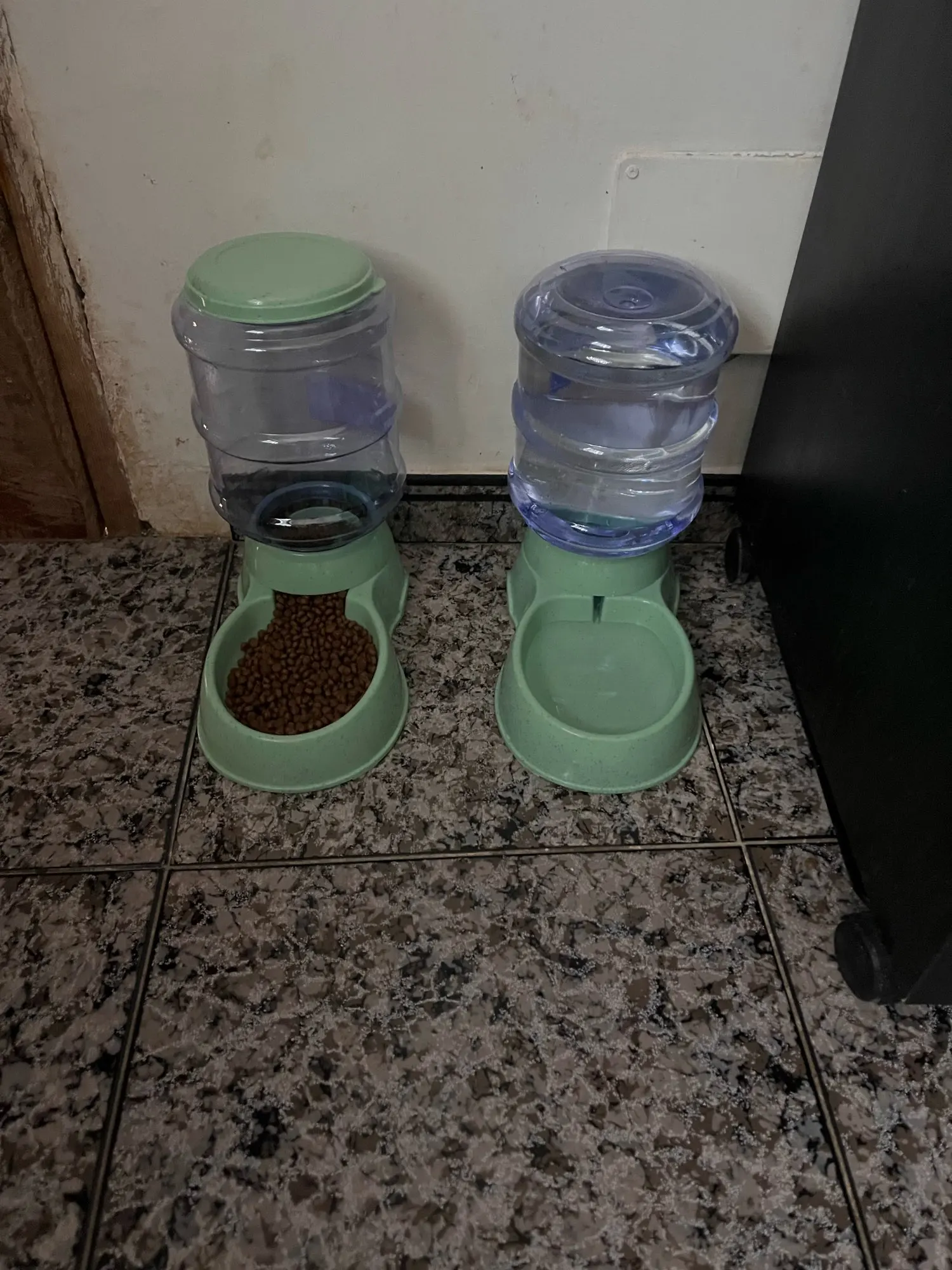 Dispensador automático de agua, alimentador de gran capacidad para mascotas, cuenco de comida para perros pequeños, cuenco para gatos, bebedero de alimentación para mascotas photo review