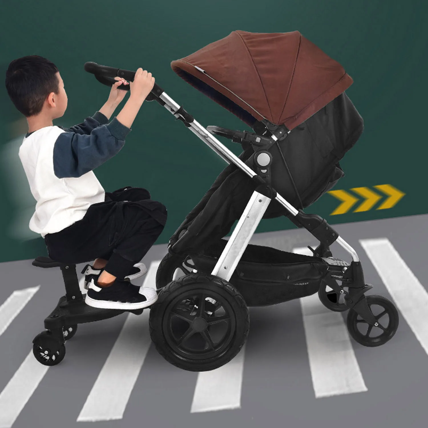 Kind sitzt bequem auf dem Kinderwagenbrett