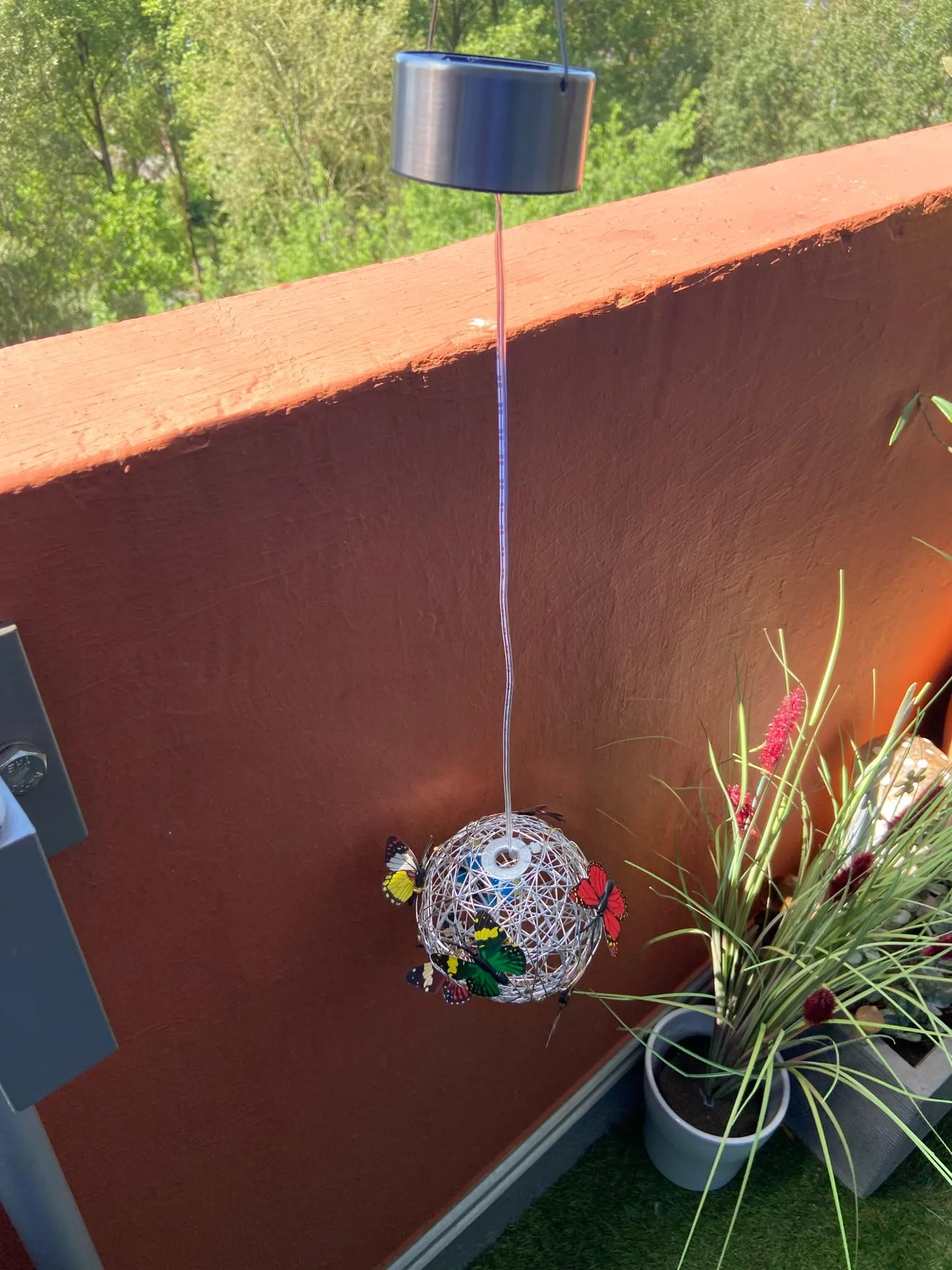 Petite boule solaire papillons décorative à suspendre