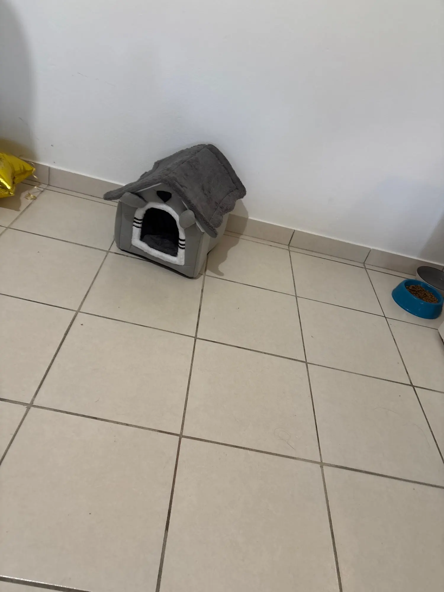 Casinha de Luxo para Gatos com Orelhas de Urso de Pelúcia | Tenda Semi-Fechada Anti-Ansiedade para Animais de Estimação com Almofada Removível | Para Gatos de Interior de até 3,6 kg photo review