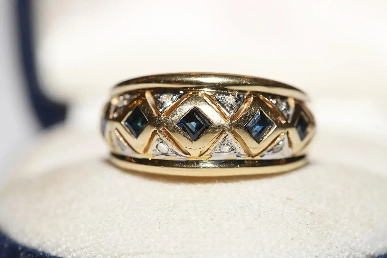 

VINTAGE 18K GOLD NATURAL DIAMOND AND SAPPHIRE BAND STRONG RING