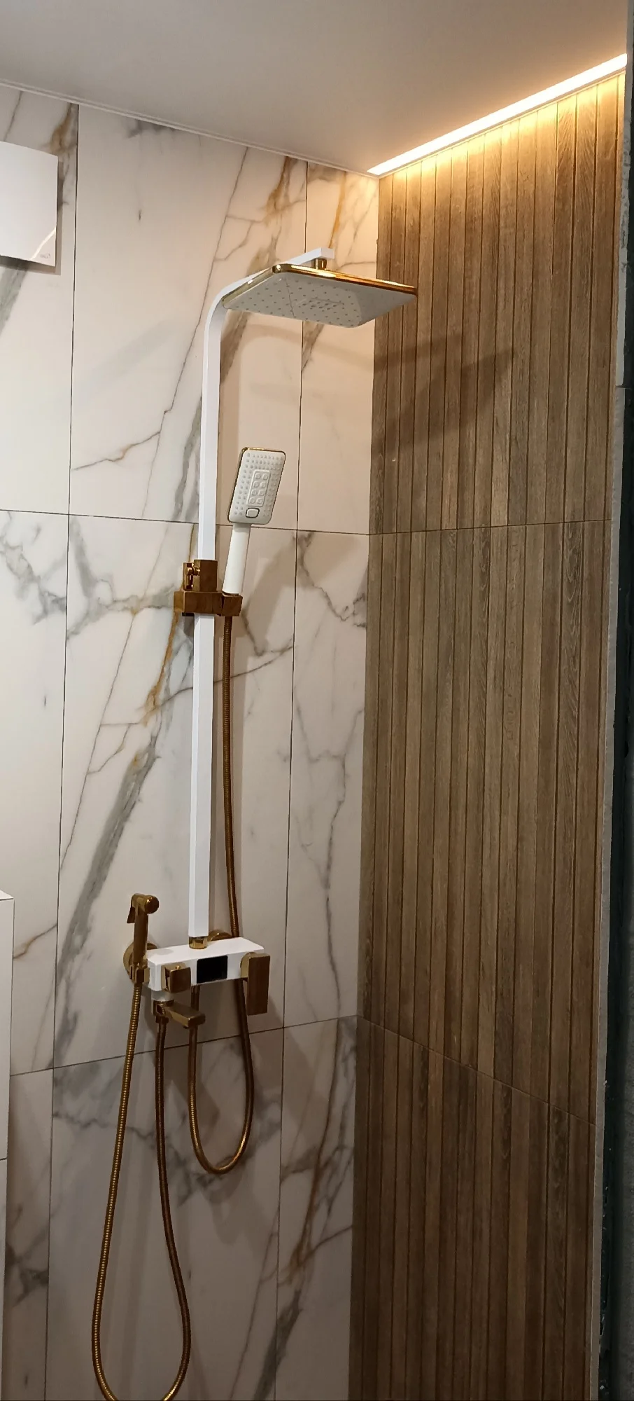 Colonne de Douche Design Blanche et Dorée photo review