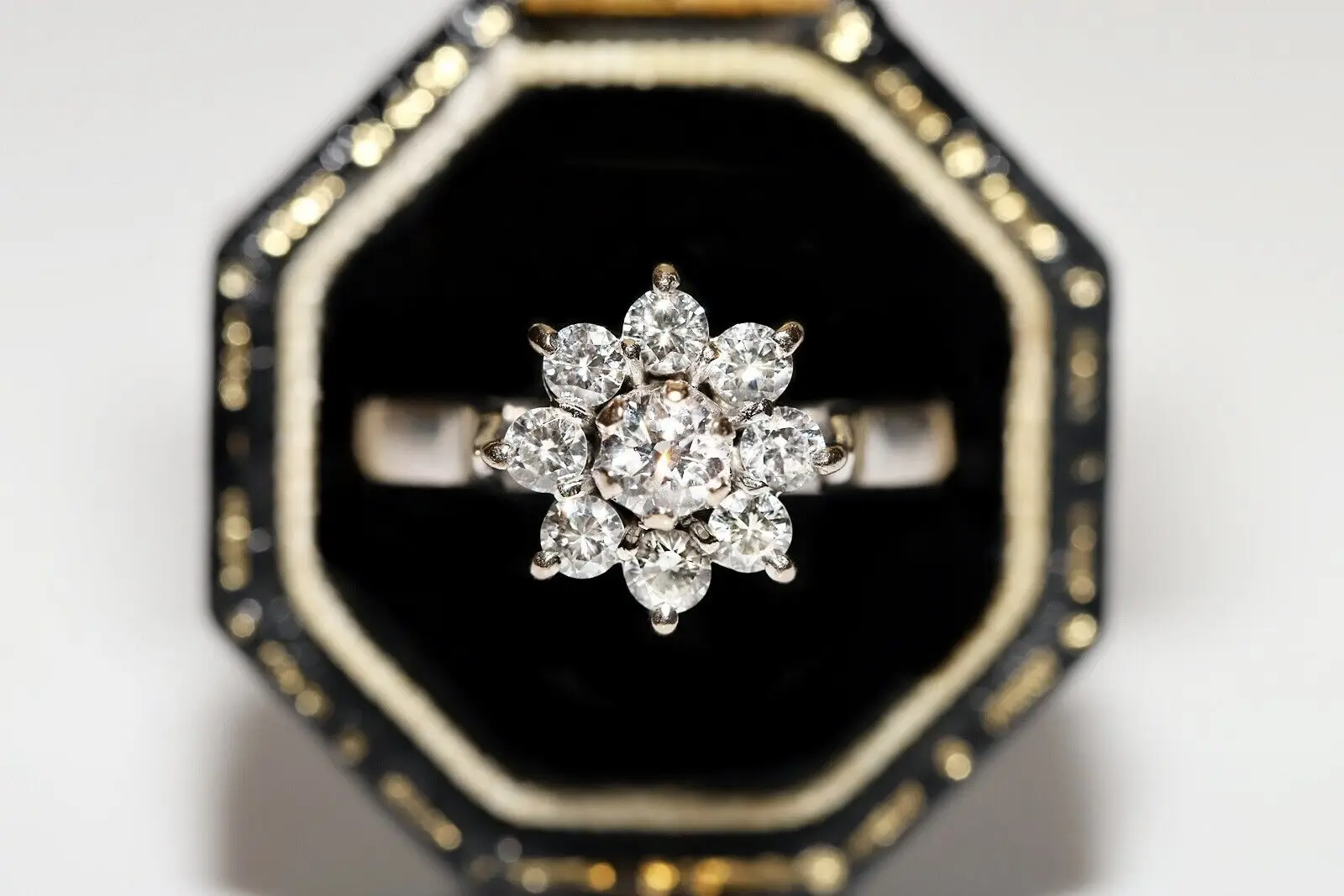 

VINTAGE ORIGINAL 18K GOLD NATURAL DIAMOND DECORATED PRETTY RING