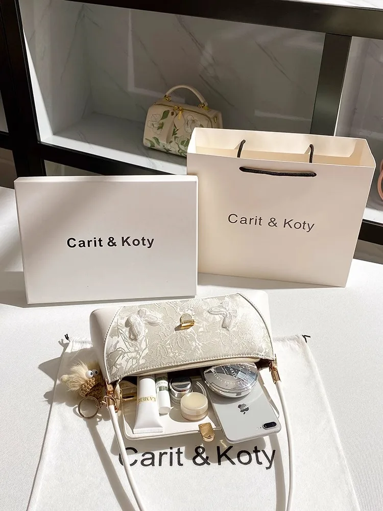 حقائب كتف نسائية لعام 2025، تتميز بتصاميم مستوحاة...