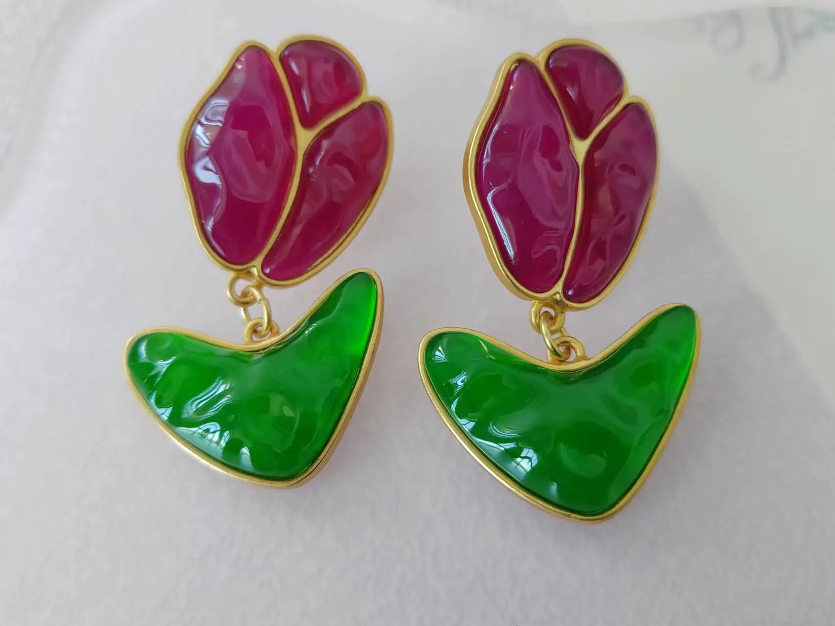 

Модные яркие глянцевые серьги в форме тюльпана