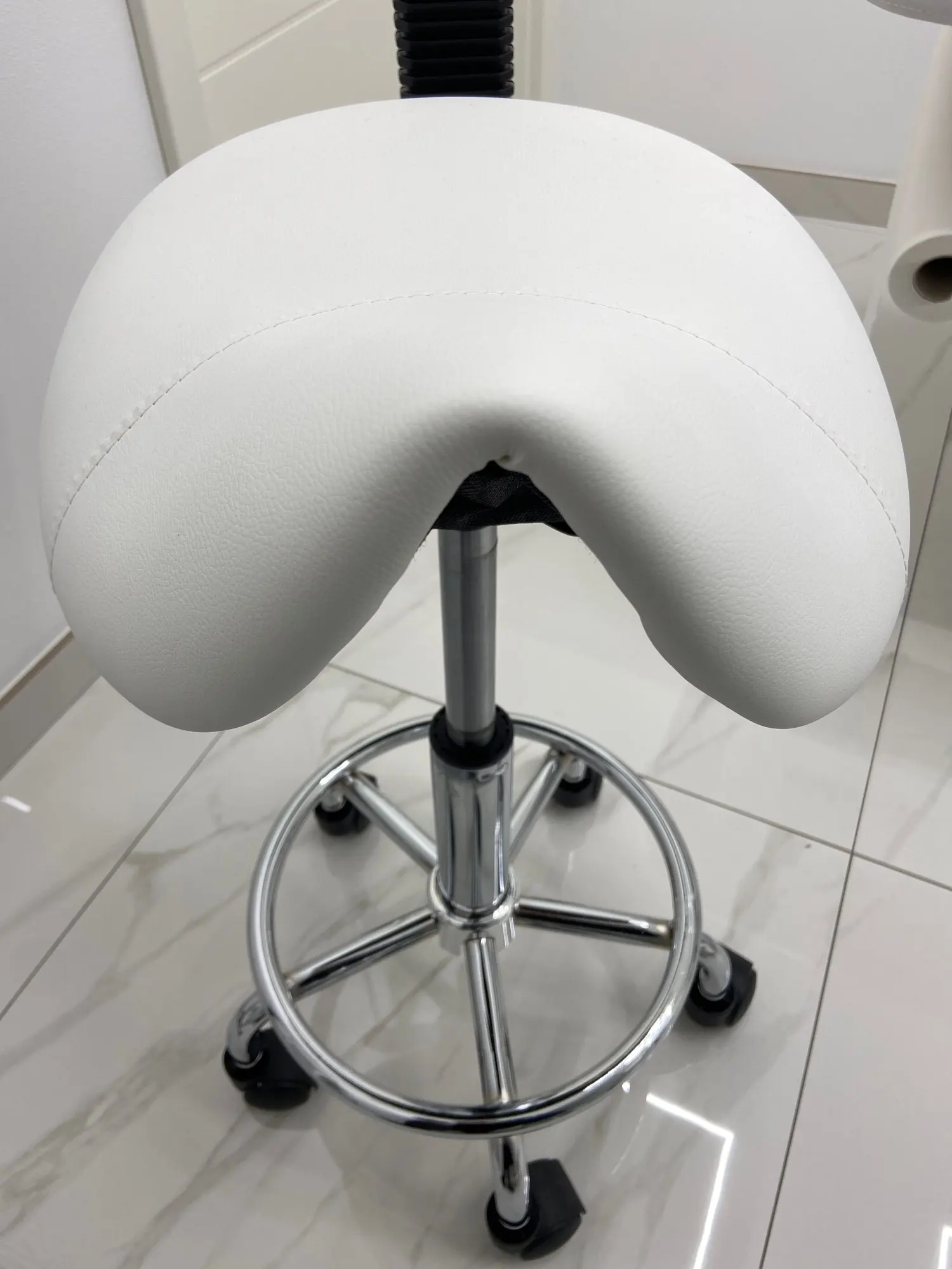 tabourets ergonomique sur roulettes blanc