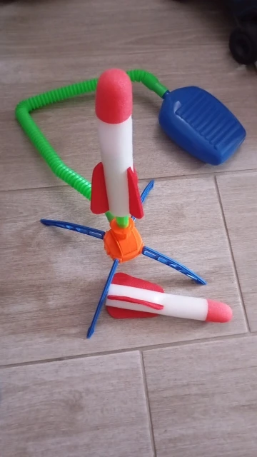 Jouet fusée à air pour enfants – Lance-roquettes de plein air, jeu éducatif et interactif dès 3 ans photo review