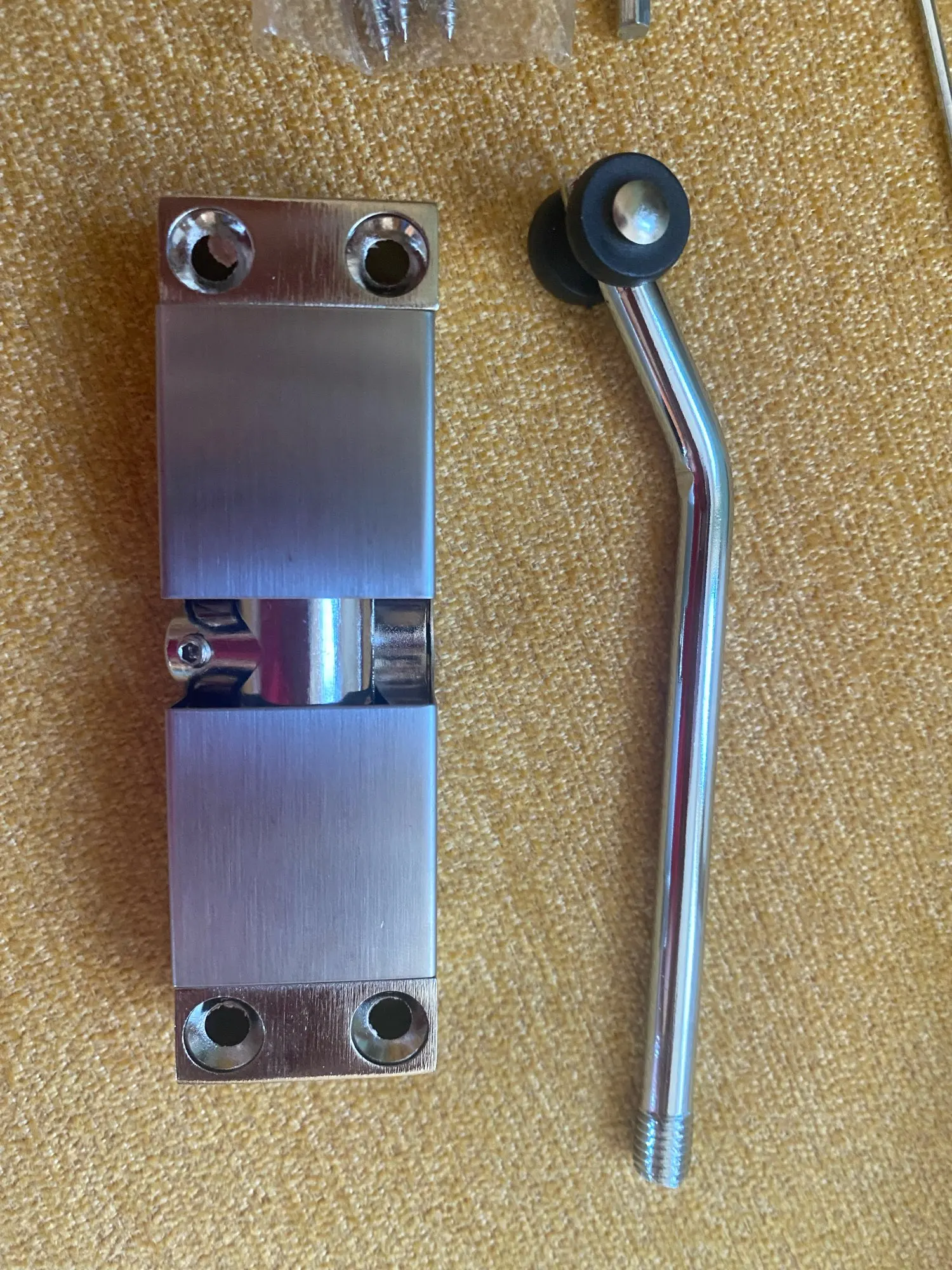 Замок самозапирающийся для закрывания дверей в распределительных устройствах