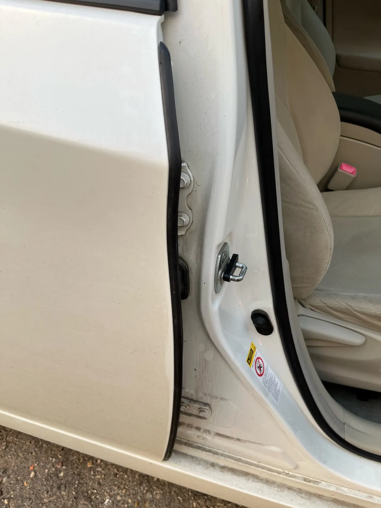 Toyota prius дверь. Уплотнитель кромки двери приус альфа. уплотнители двери приус 20. двери приус 30. дверь prius 30 разъемы внутри.
