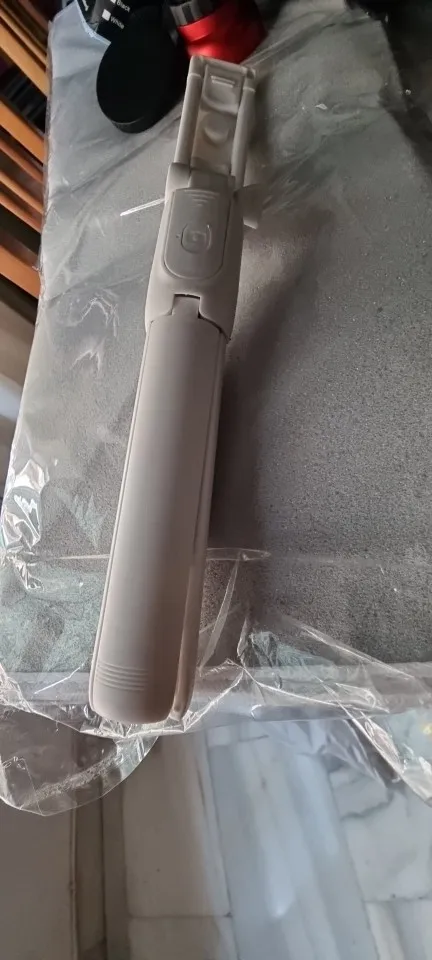 Trípode/palo Selfie inalámbrico con Bluetooth, trípode extensible remoto con luz LED para Selfie desmontable para teléfono inteligente Ios y Android photo review