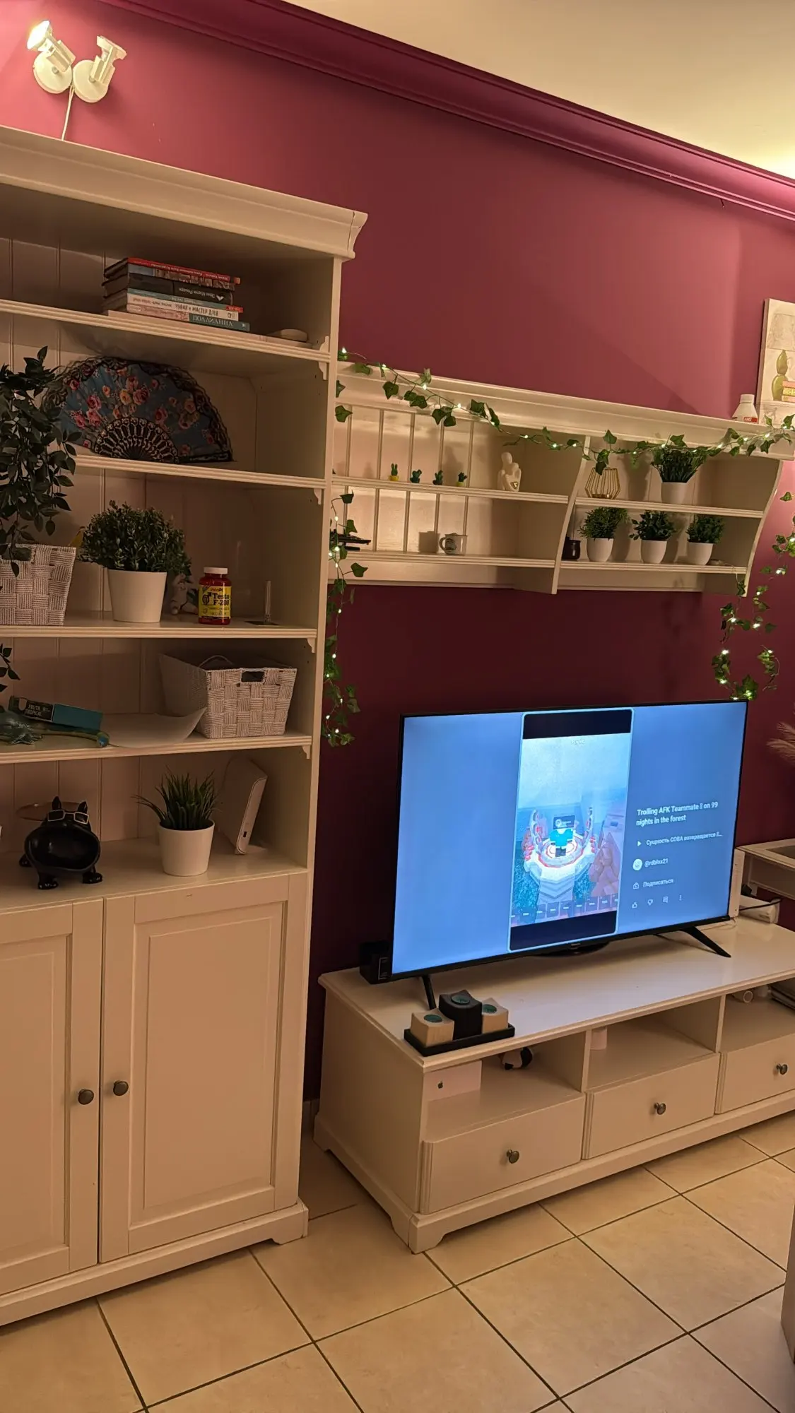 Guirnalda de luces para decoración del hogar, guirnalda de luces con batería para árbol de Navidad, vid Artificial, hojas verdes y flores photo review