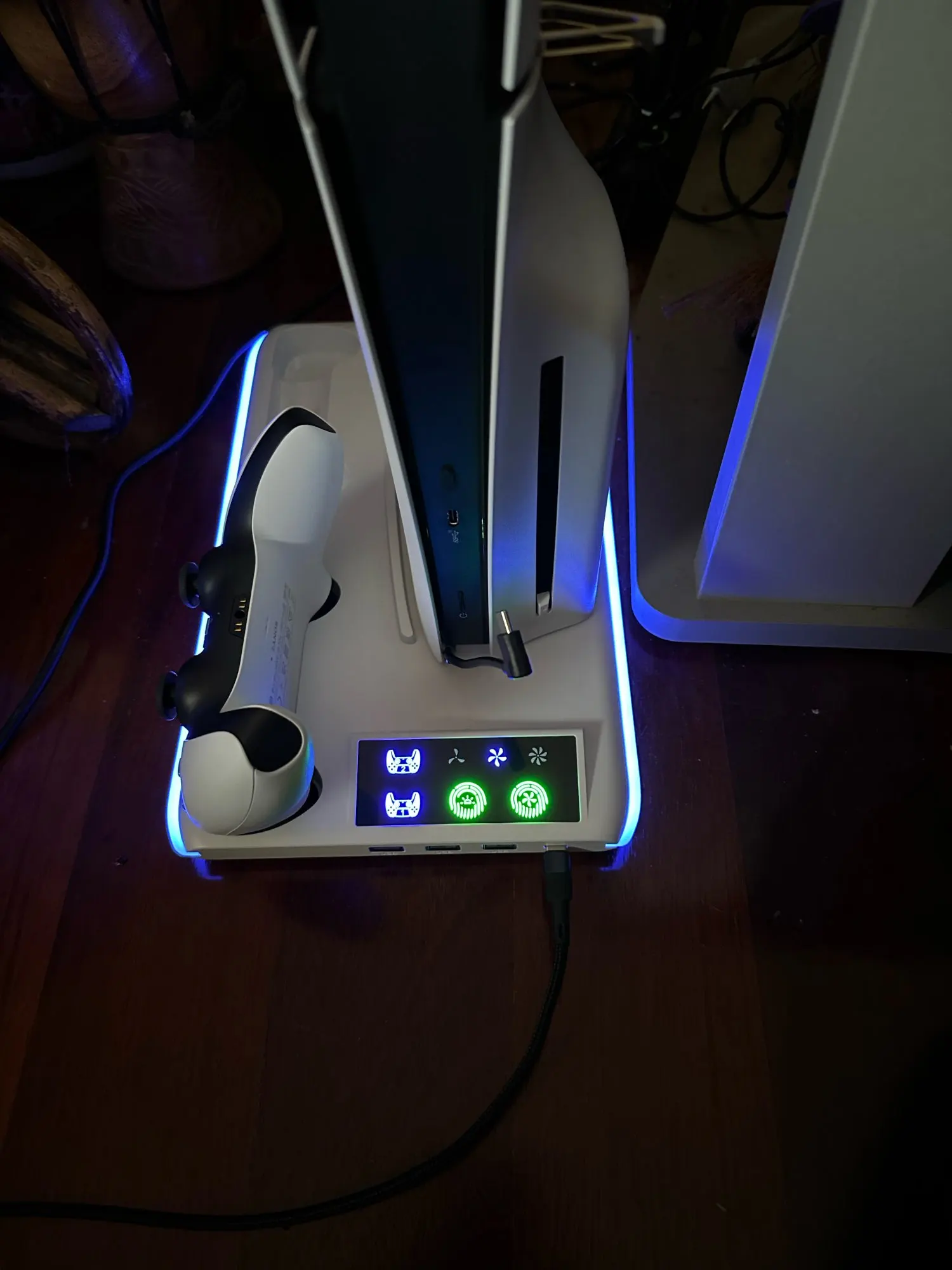 Soporte para PS5/PS5 Slim/PS5 Pro con gancho para auriculares, soporte de refrigeración y estación de carga de controlador para PS5 con ventilador de refrigeración de 3 niveles photo review