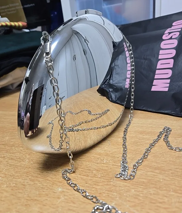 Pochette de styliste en forme de coquille acrylique, doré et argenté photo review