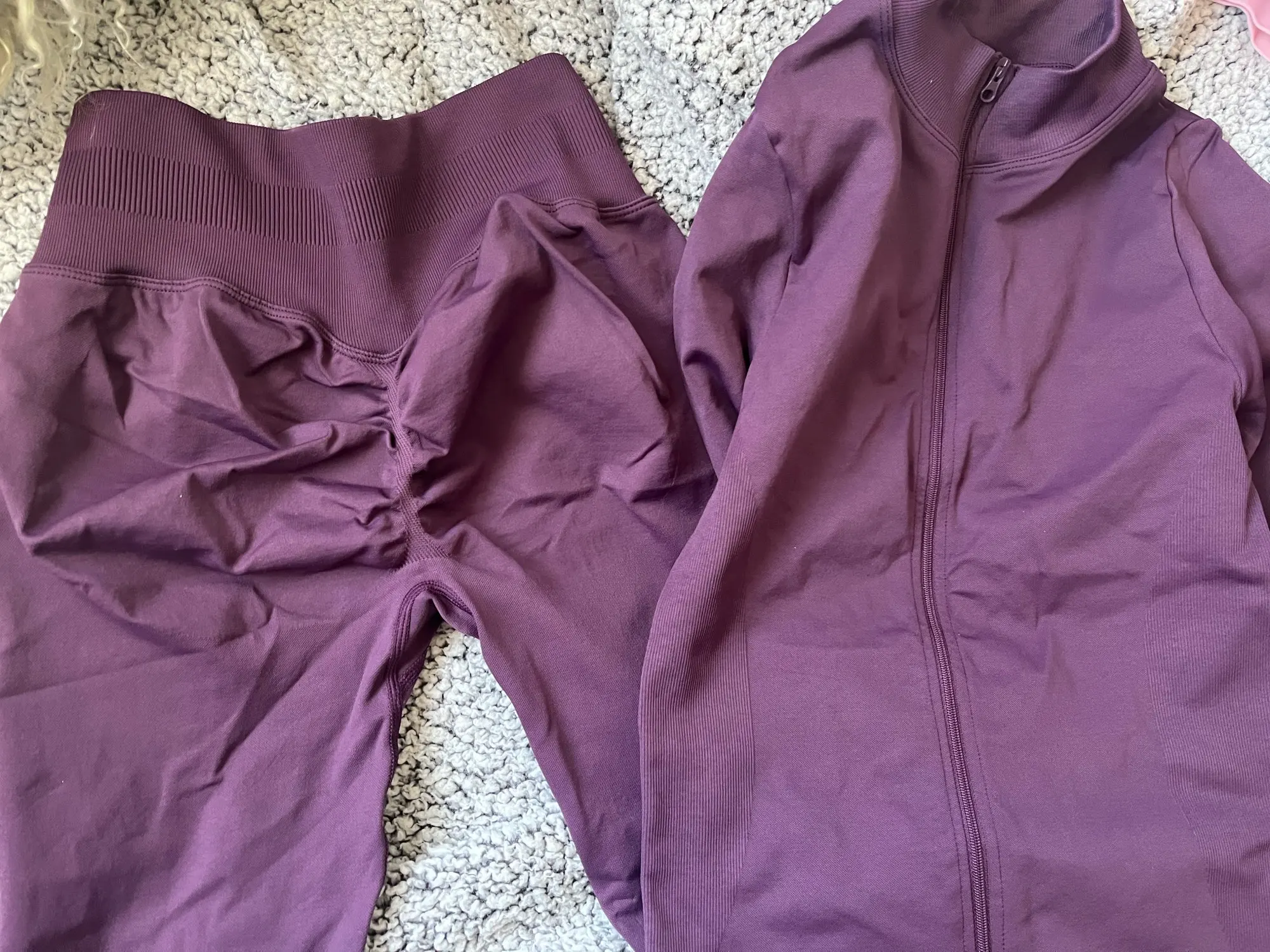 Elegant Seamless Yoga Set for Women - Breathable Activewear photo review