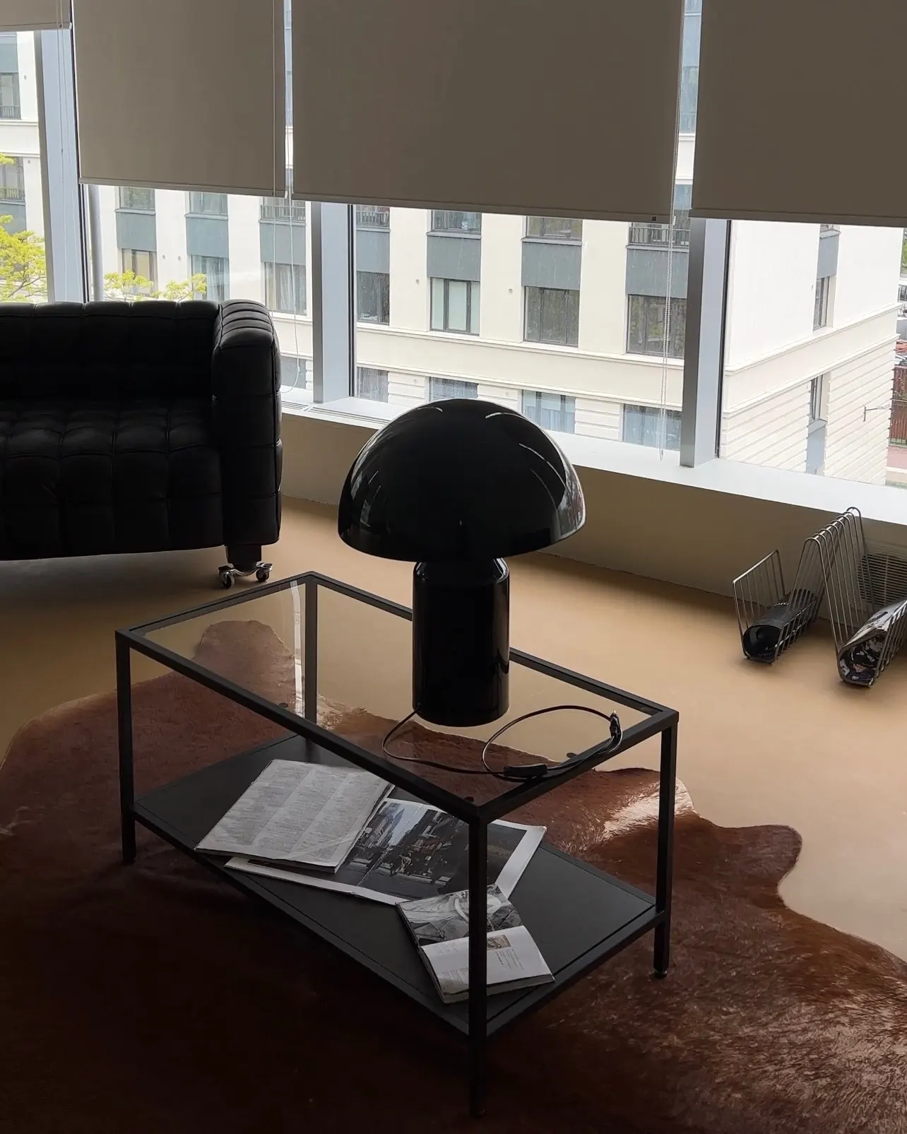 интерьер офиса. локоничный. тотал блэк в интерьере кухни. солитер цветник. локоничный.