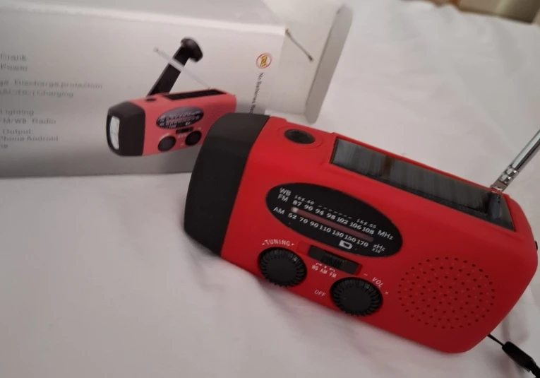 2000 mAh Emergency Radio with LED Lights Radio USB Solar Charging Light Outdoor Travel Portable Rechargeable FM/AM Radio photo review