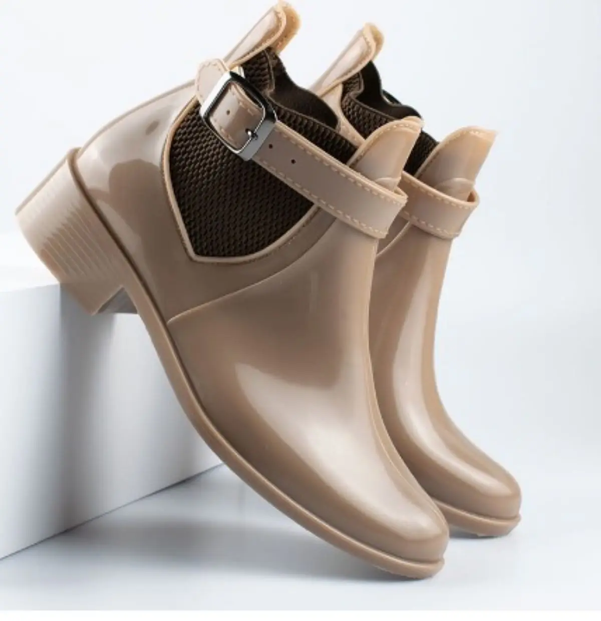 Look com Botas Galocha: A Escolha Ideal para Dias de Chuva e Terrenos  Enlameados, image size:1200x1239