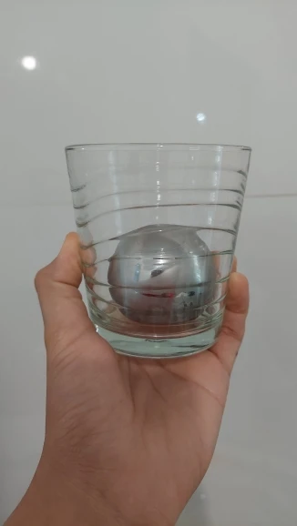 🍹 קוביות קרח שיישארו קפואות! 2 קוביות קרח נירוסטה לשימוש חוזר – אידיאליות לוויסקי, בירה ויין. 🍸 פתרון בר יצירתי לקרירות ממושכת בלי מים!