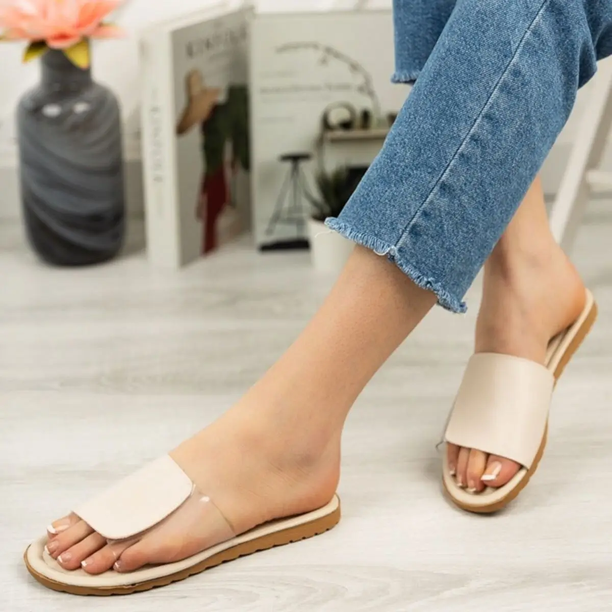 Transparent Slippers Summer Ladies Flat Side Transparent Flip Flops Shoes Female Fashion Clip Toe Outdoor Thong Beach