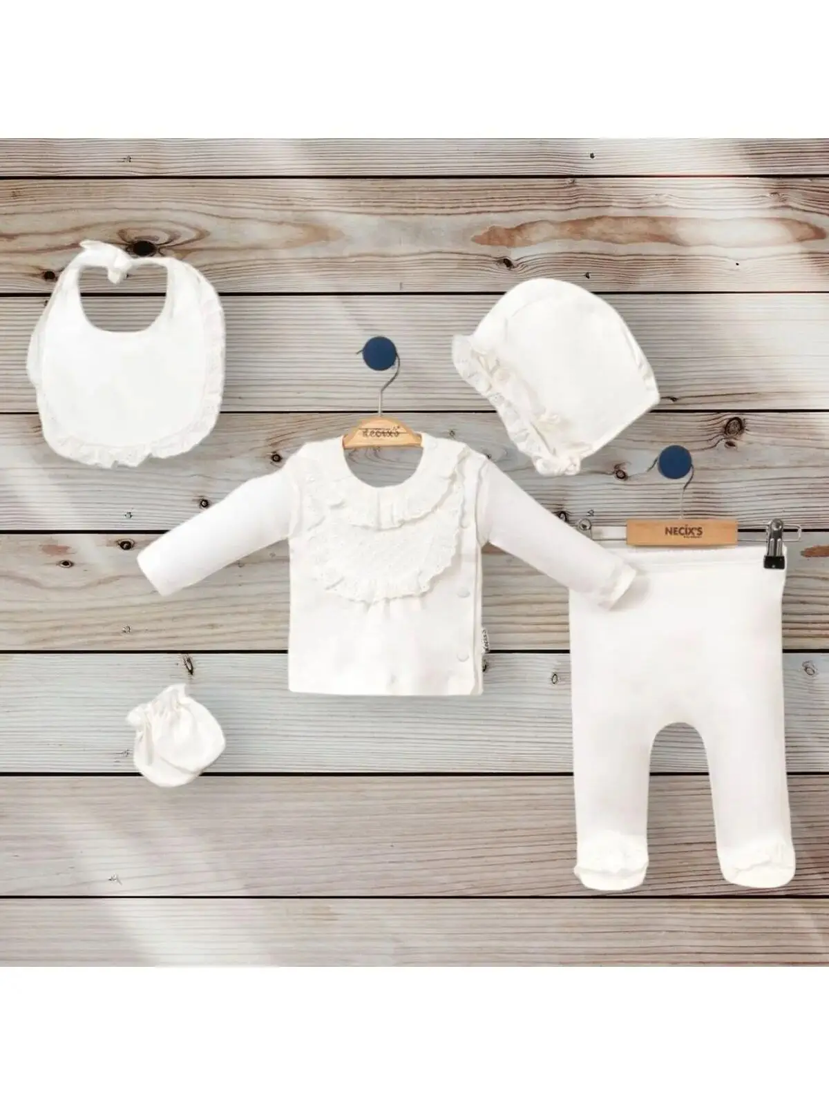 

Baby Girl Scalloped Organic 5-Piece Hospital Discharge Newborn 0-3 Months Gift Baby Set