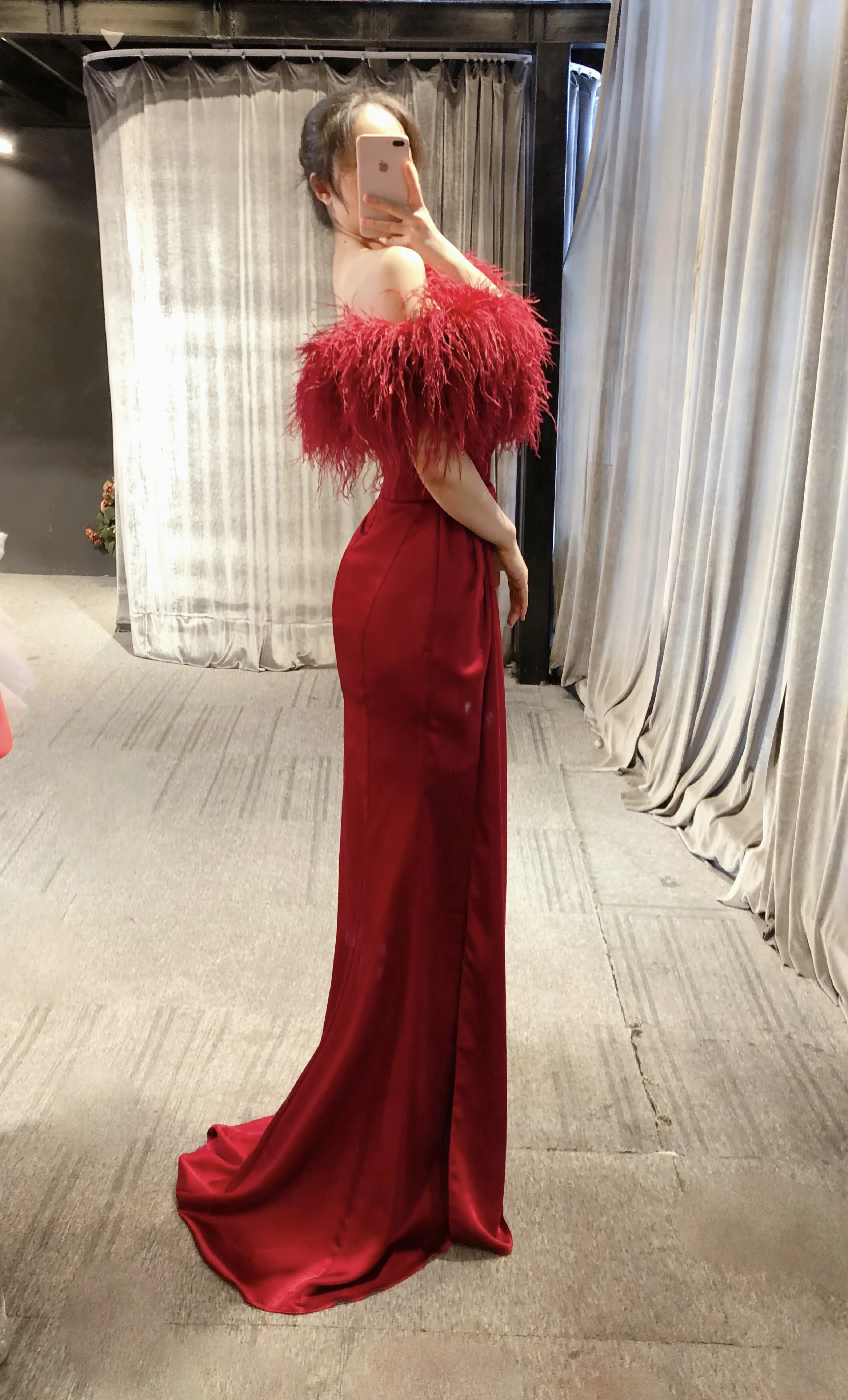 Vestido plumas en hombros rojo – Lila Alta Costura