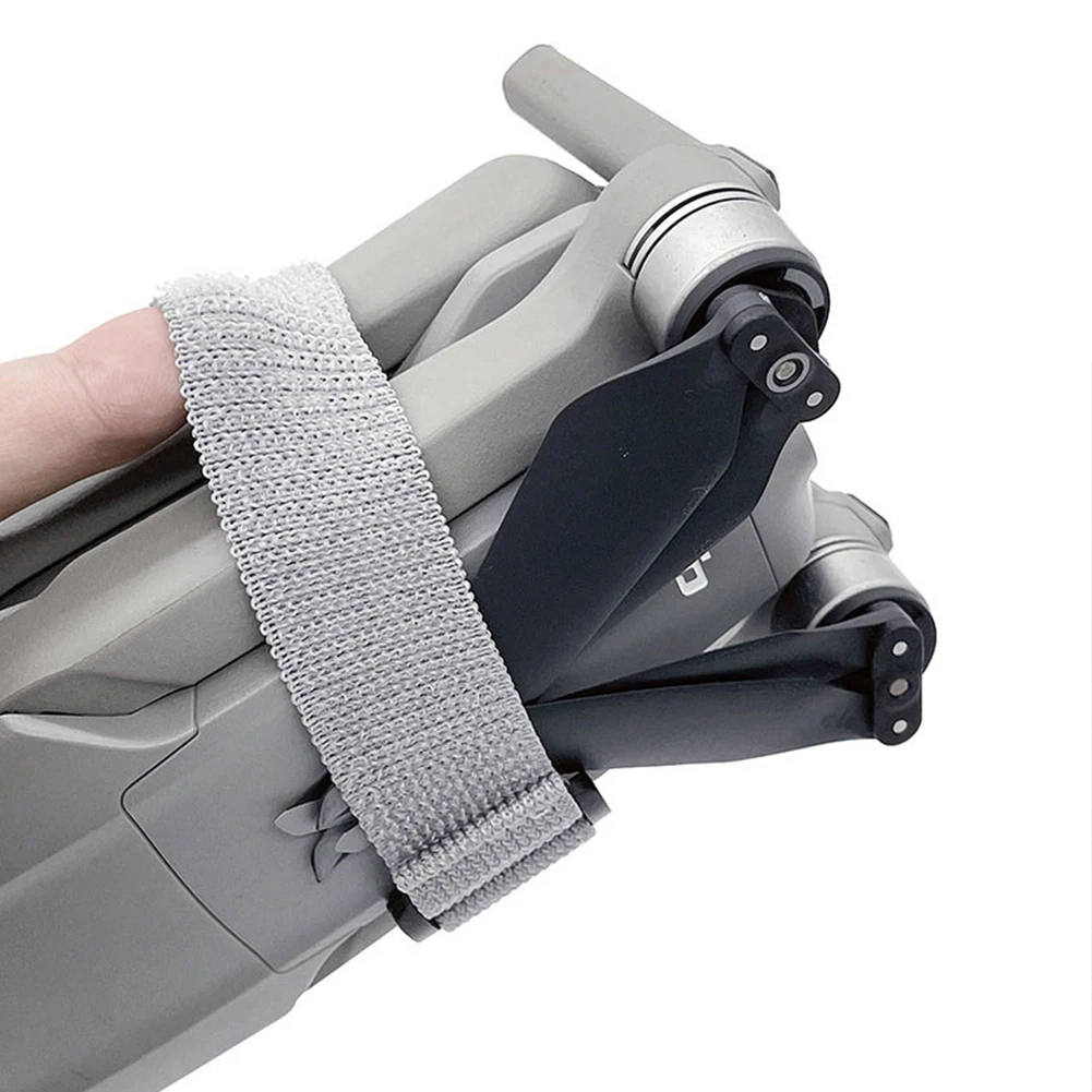 Boîte contenant le kit d'hélices de drone 15 pièces, accessoires de rechange pour quadricoptère, vue ouverte.