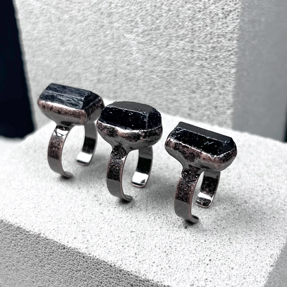 1pcs Price Antique Bronze Plating Natural Black Tourmaline Raw Rough Stone Open Ring Geniune Stone Jewelry 2