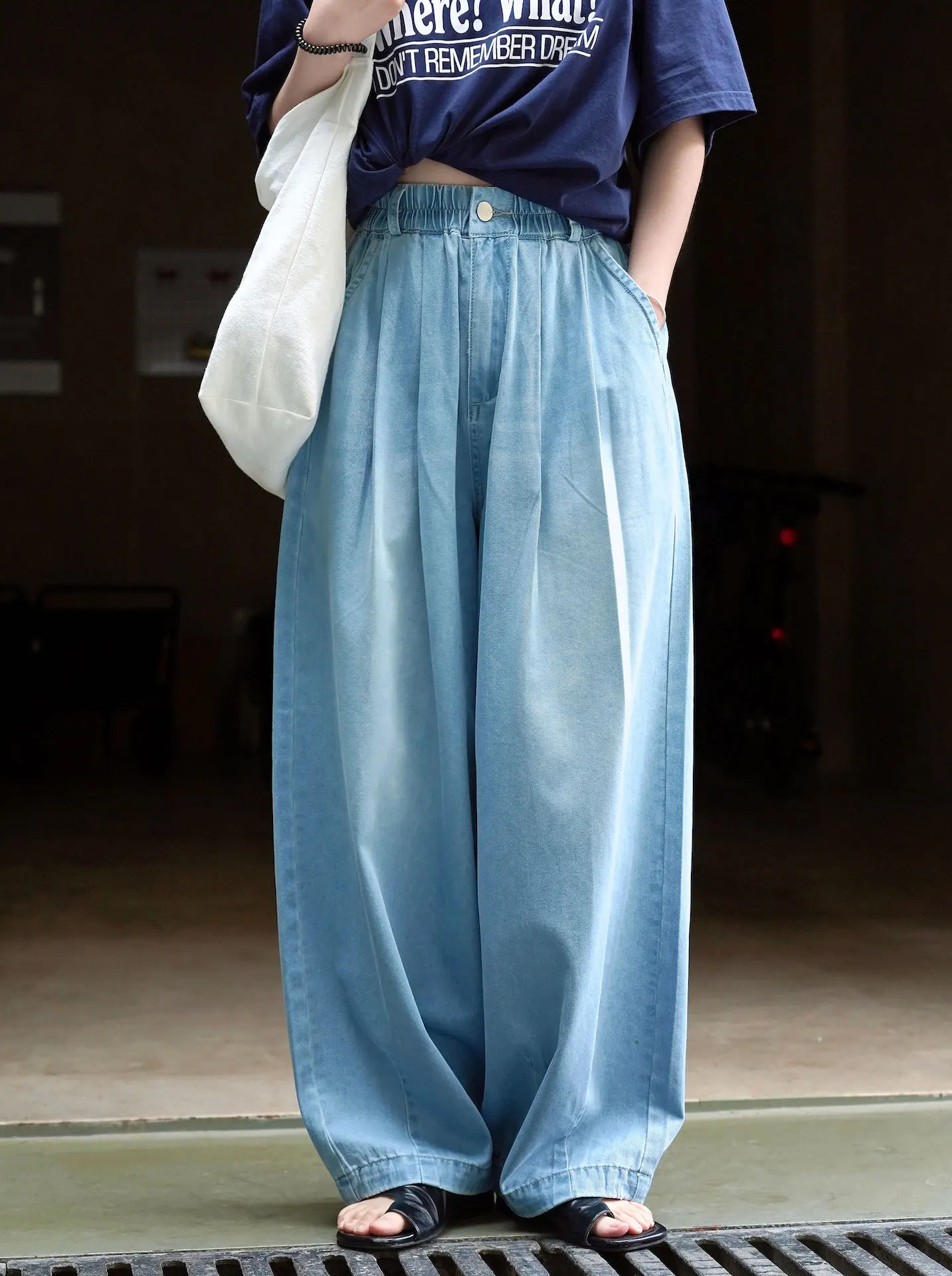 

woman straight jeans with elastic waist