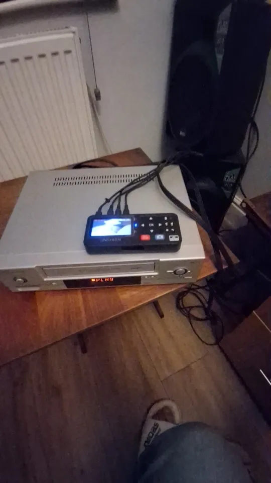 UNISHEEN UR230A Analog CVBS RCA SVideo Camera USB Tape VCR VHS Capture Card Box MP3 Video Recoder photo review