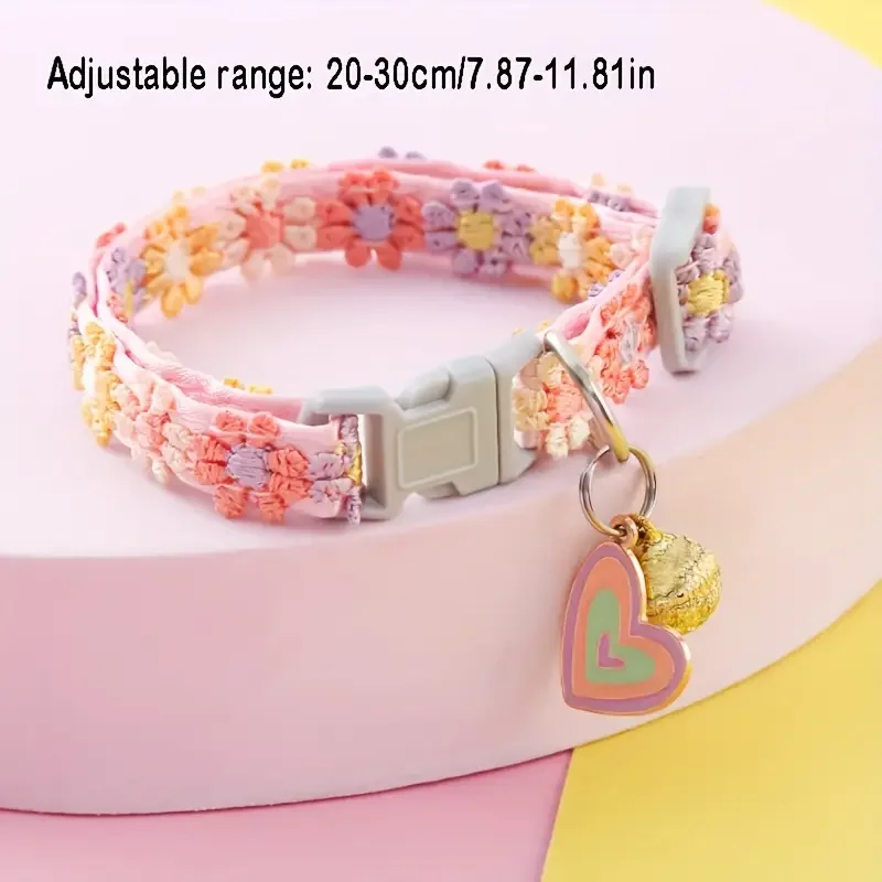 Verstellbares Spitzenhalsband mit Blumenanhänger für kleine Katzen und Hunde.