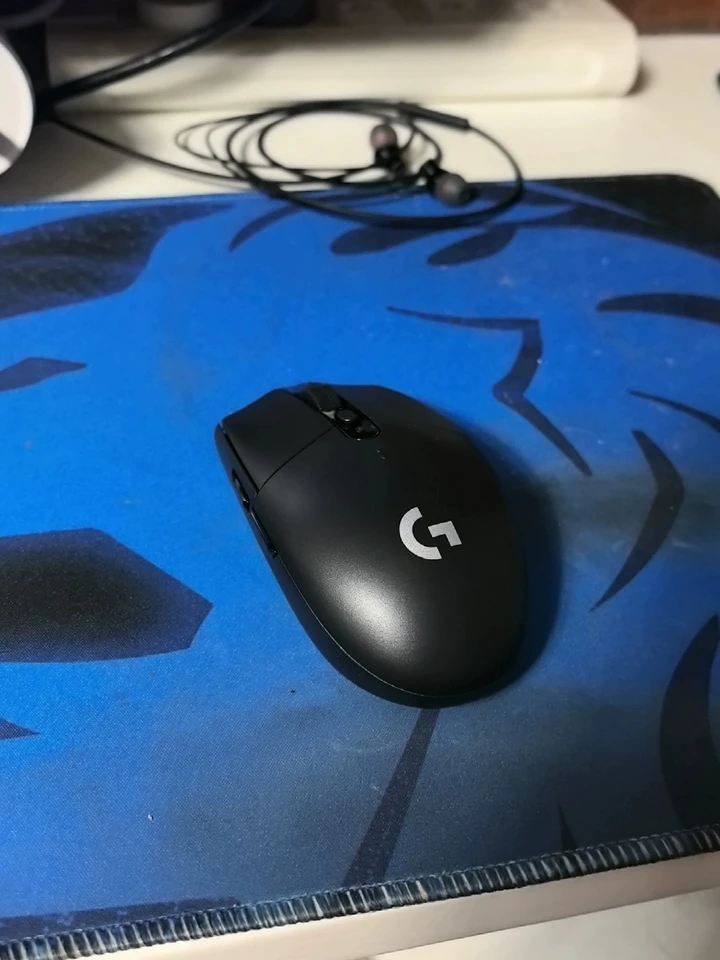 Logitech G304 Lightspeed Wireless Mouse 12K DPI 6 Buttons photo review
