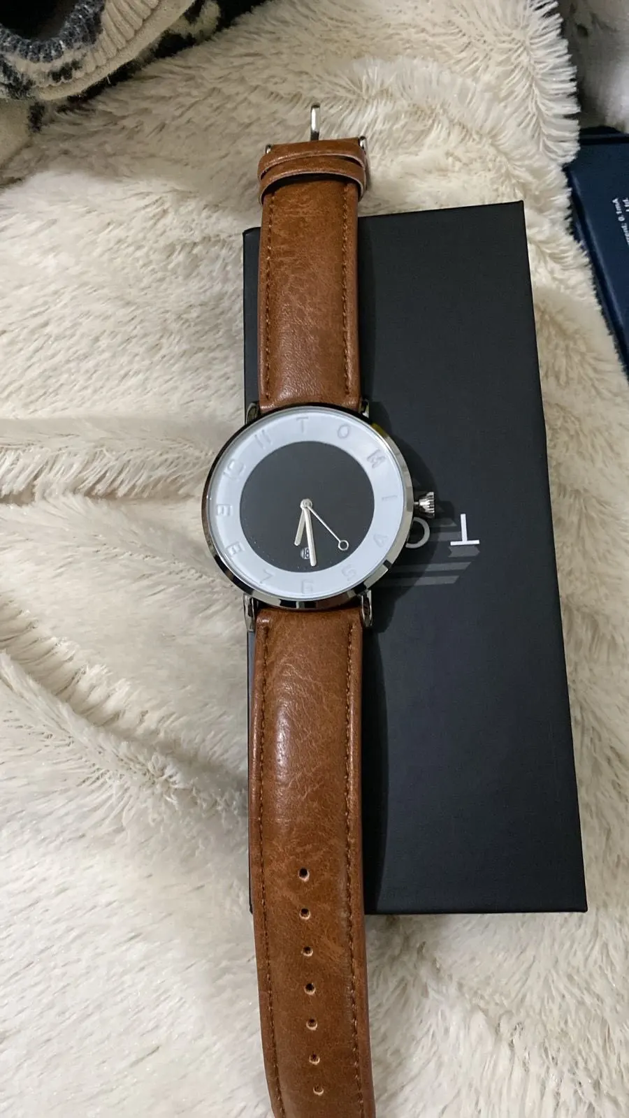 Sleek Minimalist Premium Round Quartz Watch photo review