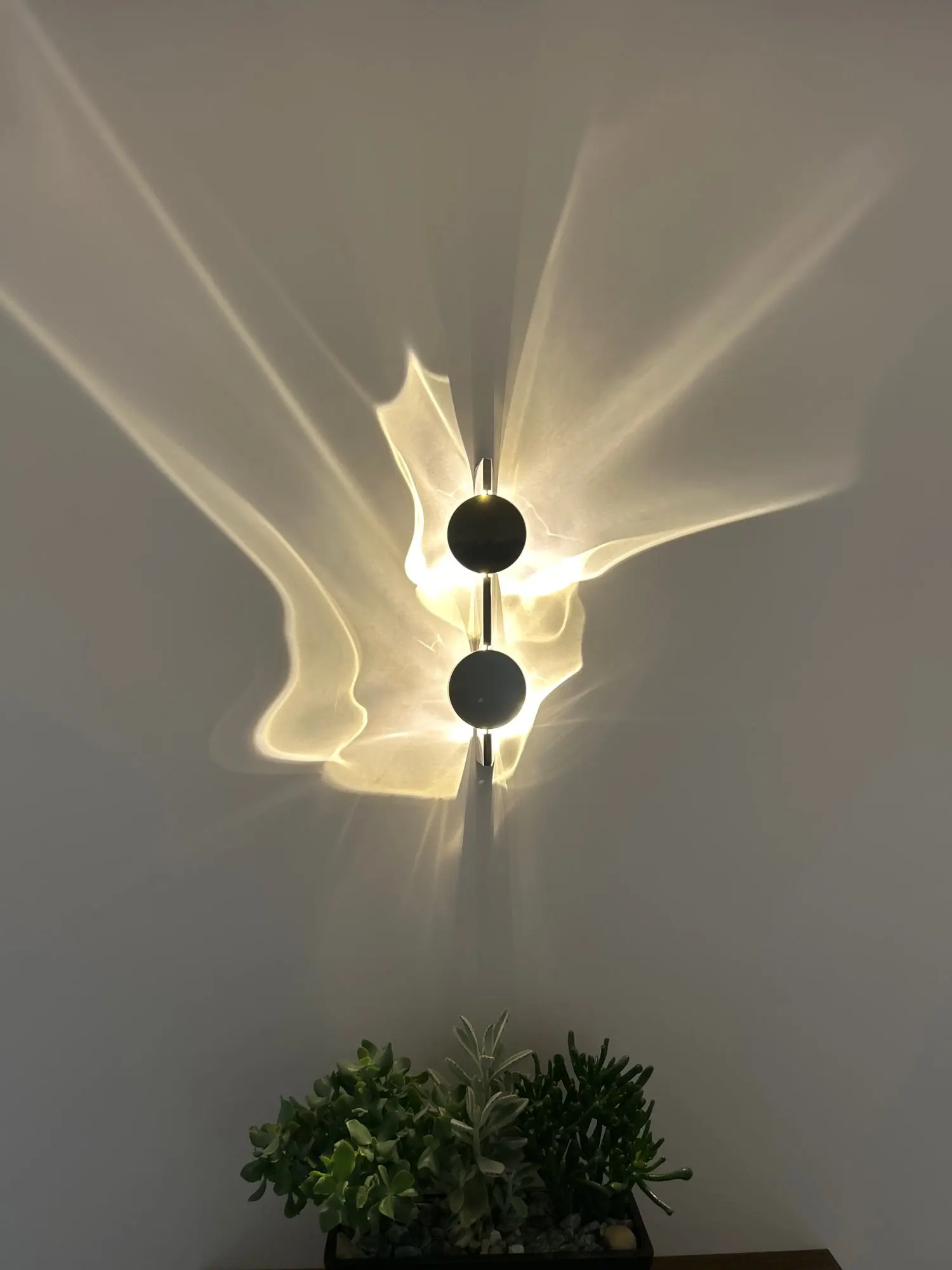 Mido Made Home | AuraLux™ Moderne skulpturale Wandleuchte aus Edelstahl