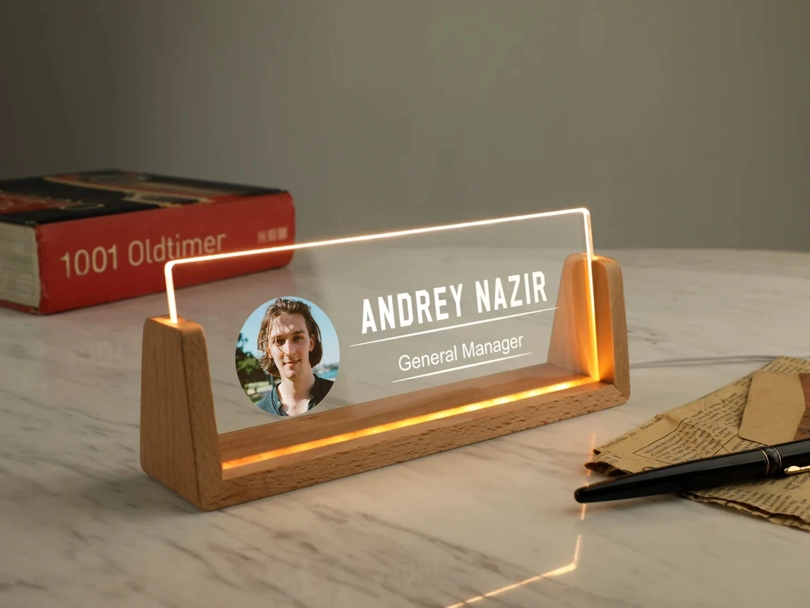 Targa Per Scrivania Personalizzata Con Nome, Cuneo, Targa Per Autore Con Nome Personalizzato, Cartello Per Ufficio, Mensola, Targa Da Tavolo, Regali Di Laurea, Decorazione - Italia - Foto 2