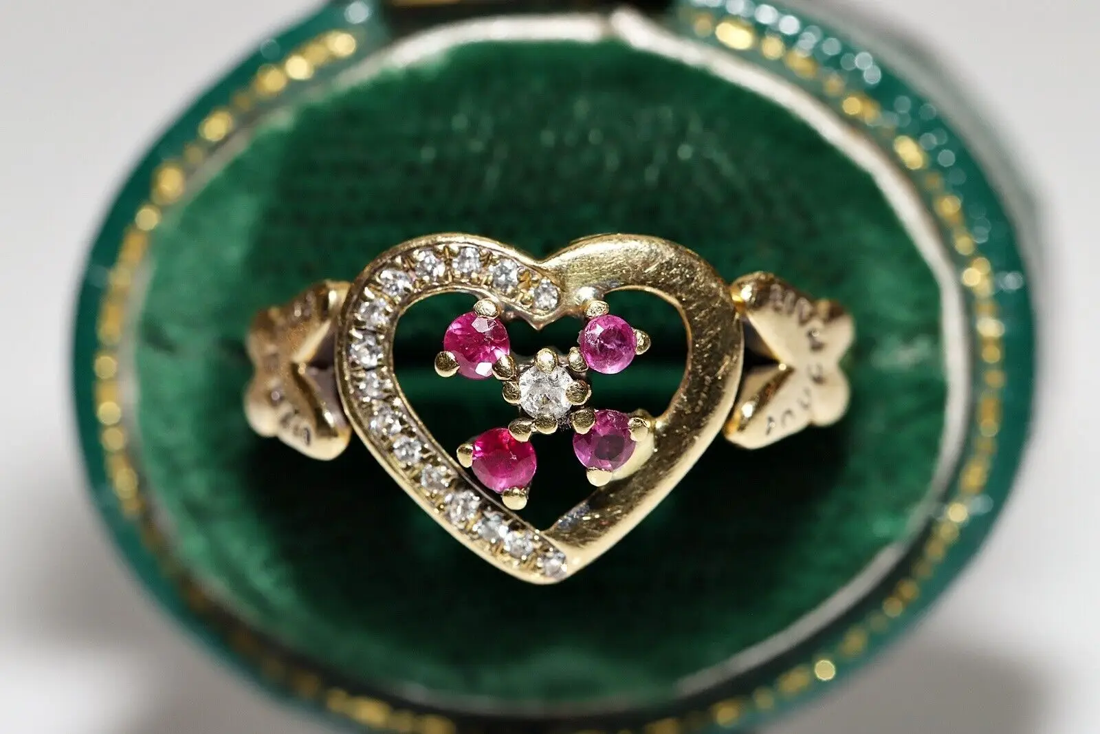 

VINTAGE 1960S 18K GOLD NATURAL DIAMOND AND RUBY DECORATED HEART AMAZING RING