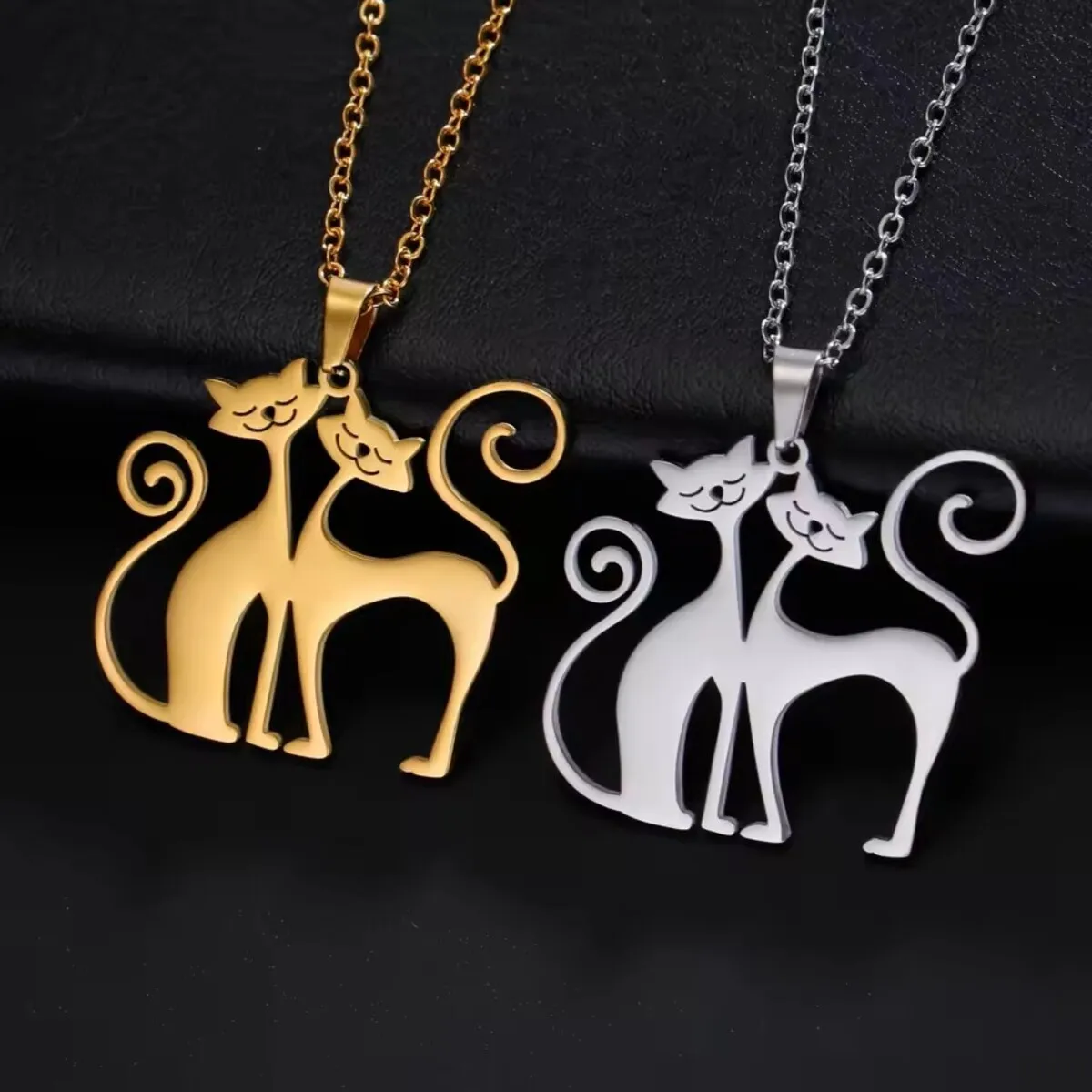 Cute cat pendant necklace in gold