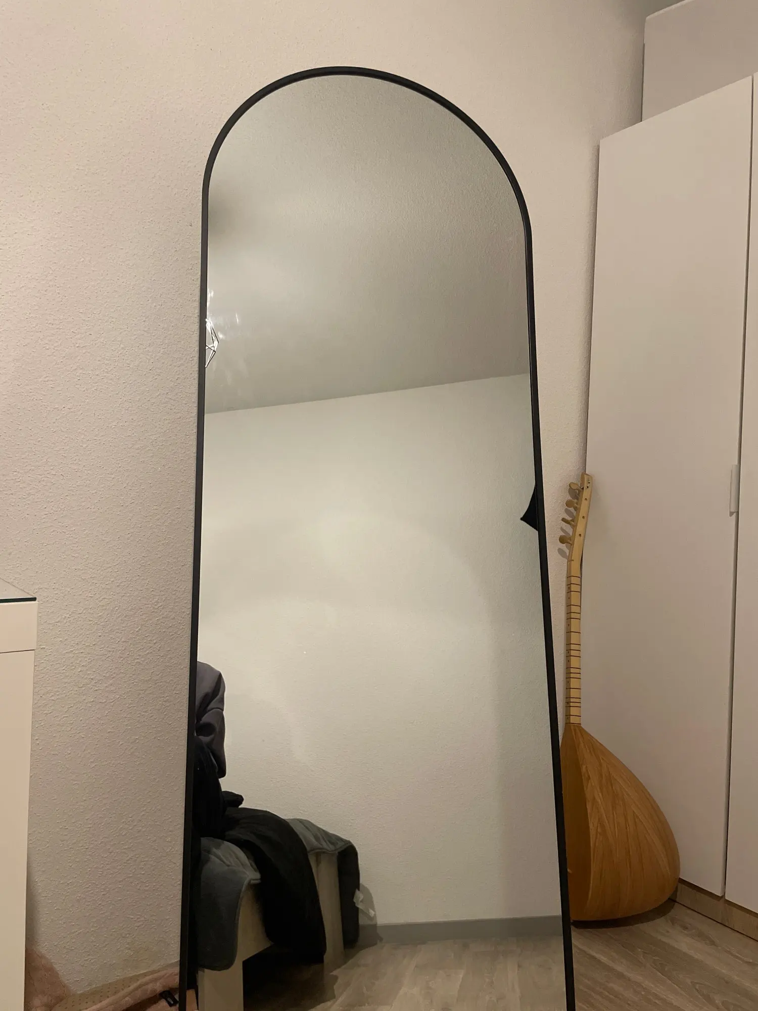 162x53cm Curved Standing Mirror, Floor Mirror with Aluminum Frame and Tempered Glass, for Living Room Bedroom Hallway, Black photo review