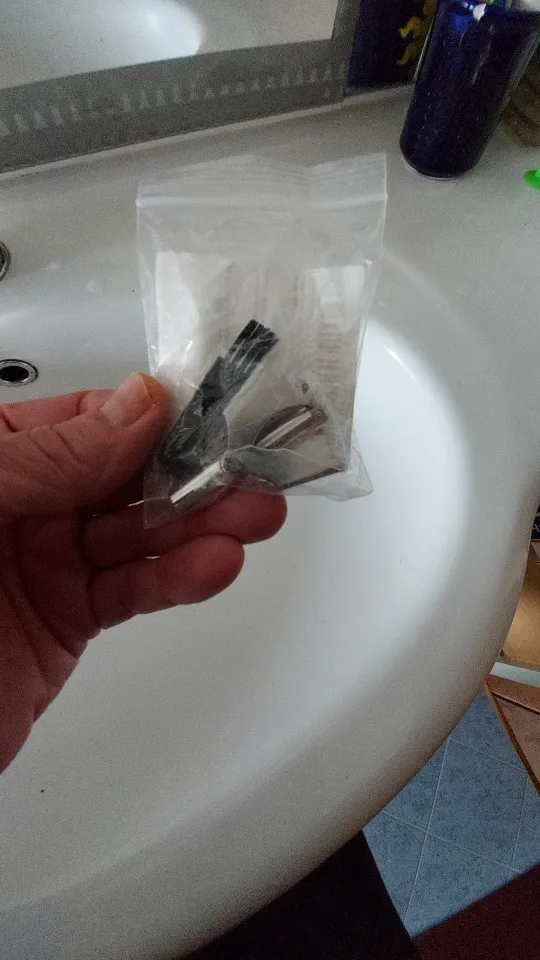 "Feintrieb" - Präziser Nasenhaartrimmer aus Edelstahl