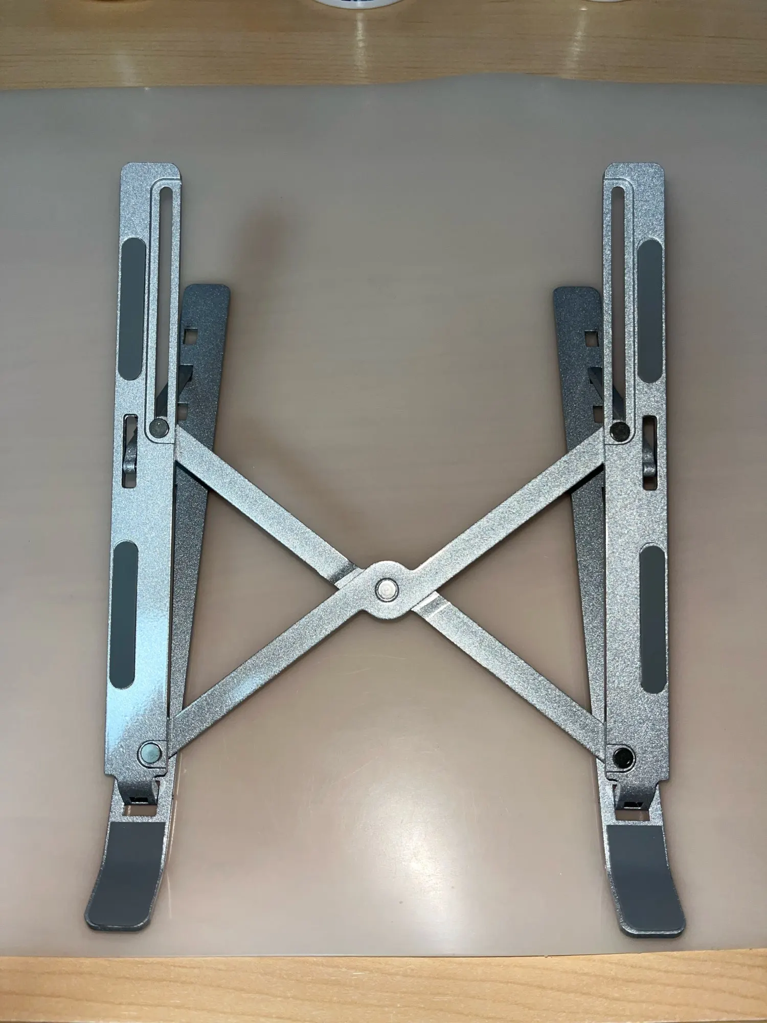 Soporte de aluminio ajustable para computadora portátil: altura de 6 niveles, diseño plegable y portátil para computadoras portátiles de 8-16 pulgadas, ventilación y calor mejorados photo review