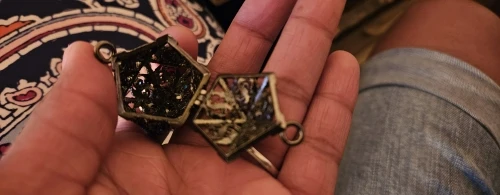 Porte-clés pendentif D20 creux bronze avec mini set de dés JDR