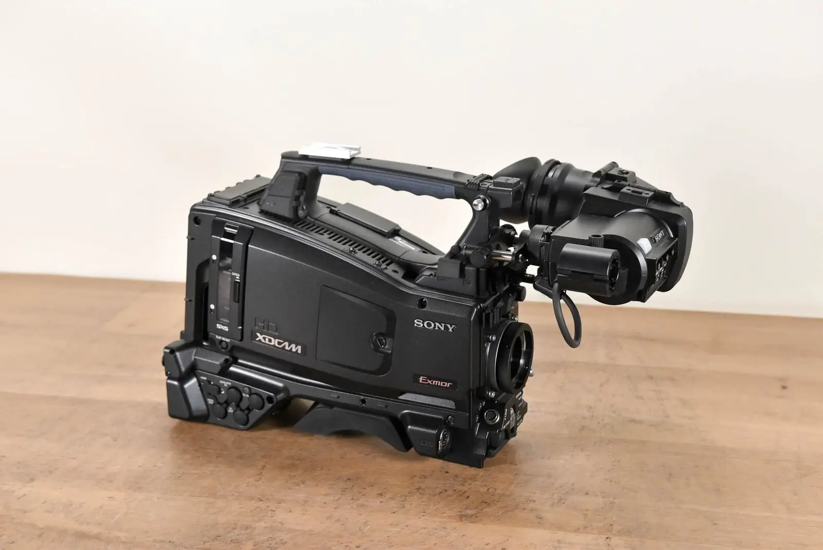 

Совершенно новая видеокамера 260PXW-X320 XDCAM.