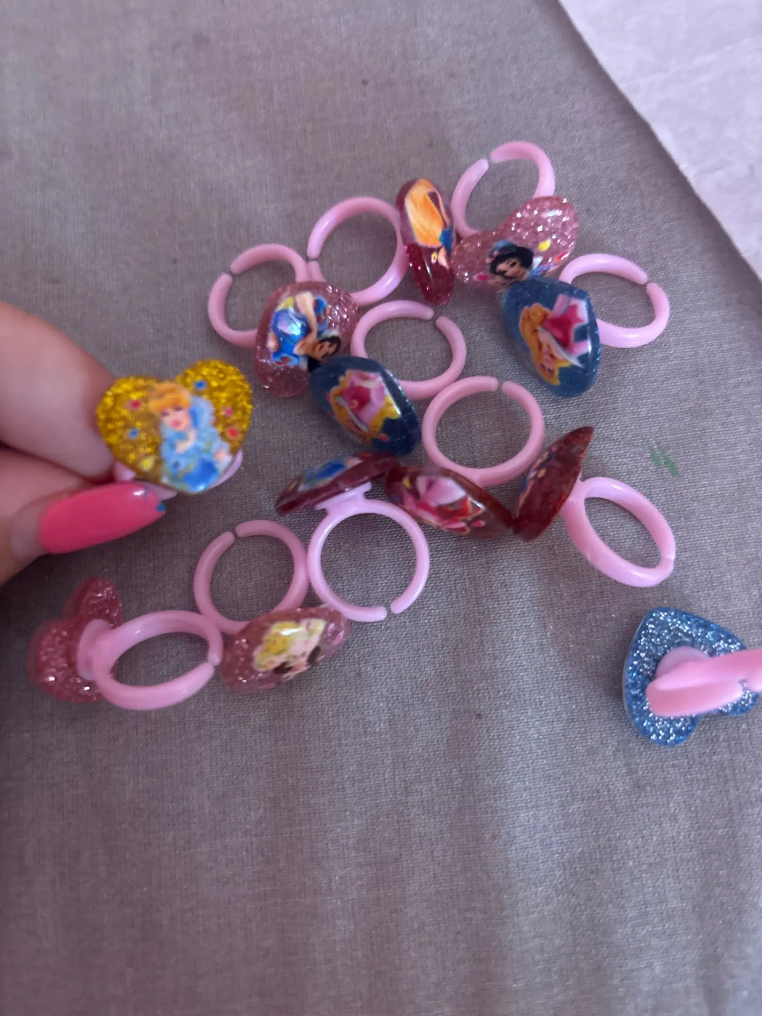 12 Uds. Anillo de princesa Frozen de Disney, Elsa, Anna, acrílico, Minnie Mouse, unicornio, decoración de fiesta para niños, regalos para niñas, suministros para fiesta de cumpleaños photo review