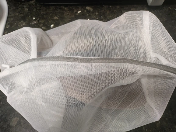 Bolsa versátil para lavar zapatos, bolsa de lavandería de malla duradera para zapatillas, zapatillas para correr, calcetines y sujetadores con cierre de cremallera, bolsa de lavandería photo review
