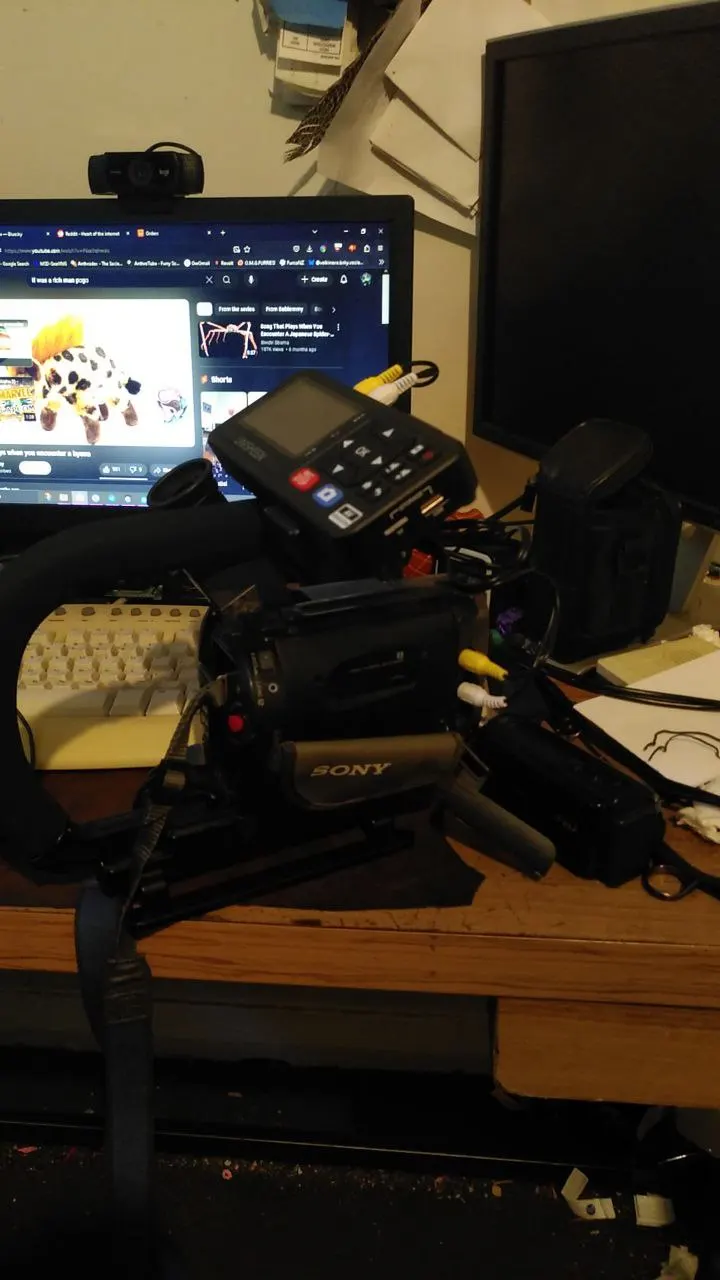 UNISHEEN UR230A Analog CVBS RCA SVideo Camera USB Tape VCR VHS Capture Card Box MP3 Video Recoder photo review