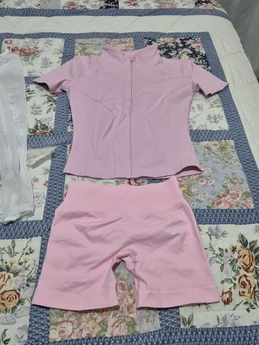 Seamless hip hugging fitness shorts, internet famous sports three part pants photo review