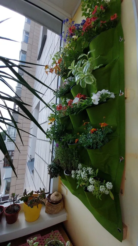 Future Garden - Wandbepfanzung mit bis zu 81 Pflanzplätzen aus hochwertigem Kunststoff Flies-Material