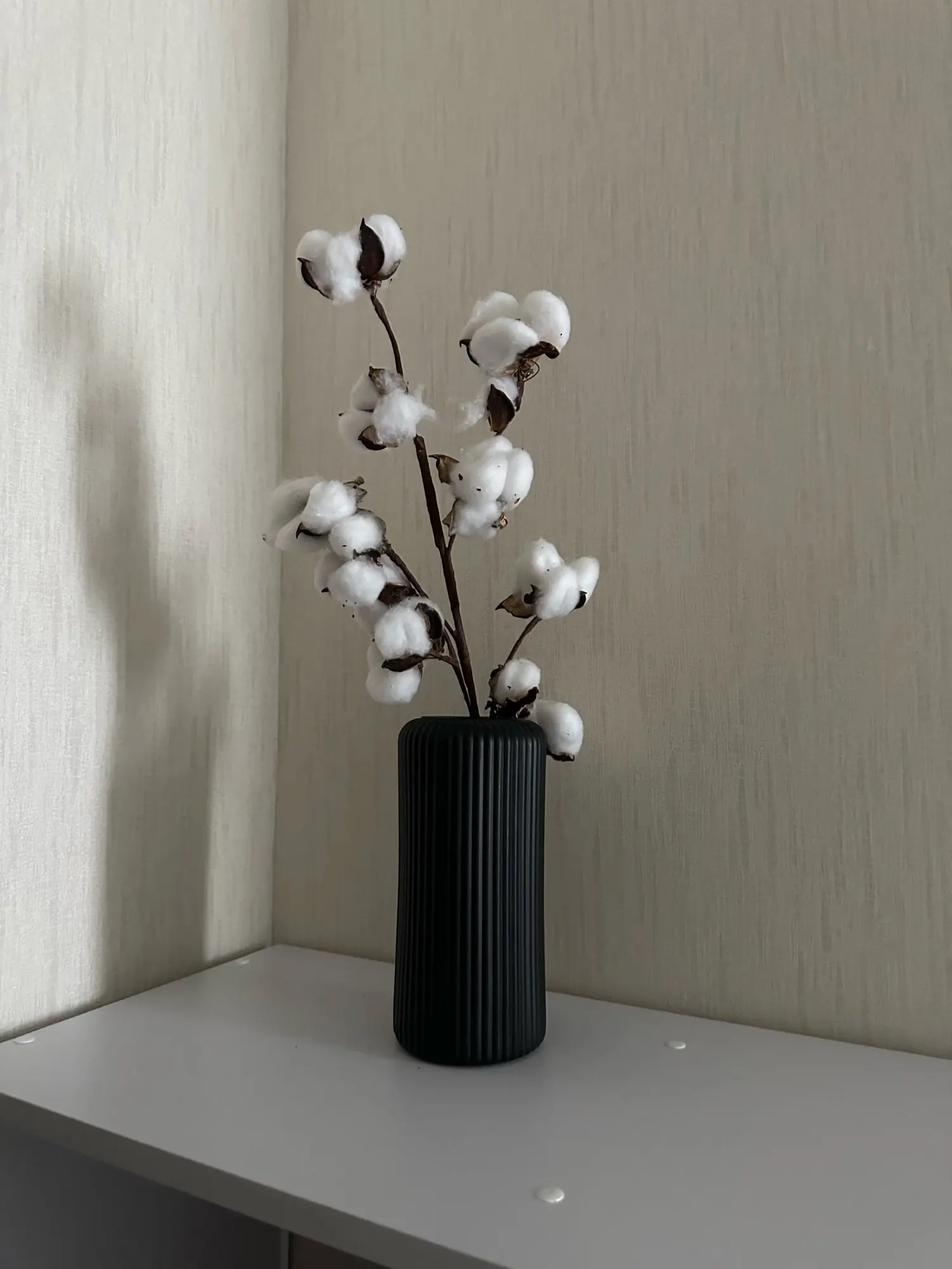 Vase en plastique semblable à une céramique rayé pour fleurs, présentoir d'arrangement floral décoratif, petit vase à fleurs créatif photo review