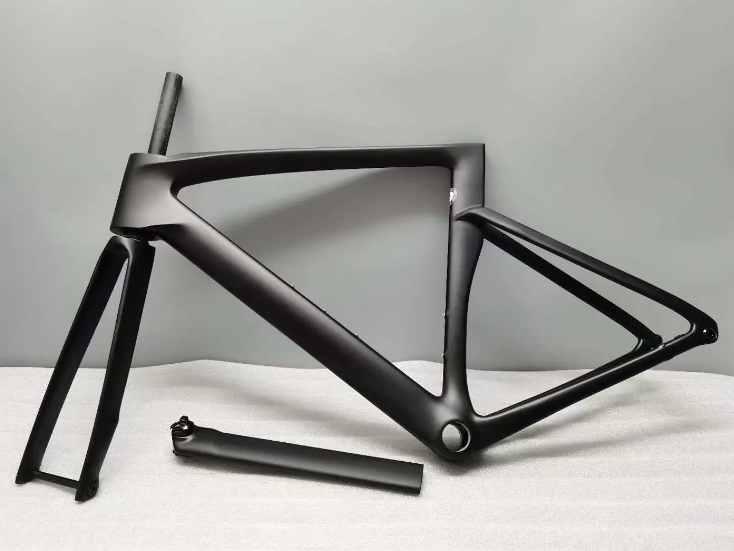 

Newest style carbon bike frame ud black disc carbon bike frameset fit for di2 groupset with handlebar 49 52 54 56 58cm in stock