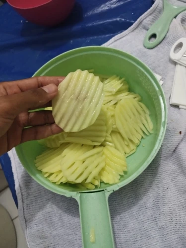 Multifunktionssallad Uten Grönsakshackare Morötter Potatis manuellt skuren Strimla rivjärn för köksbekvämlighet Grönsaksverktyg photo review